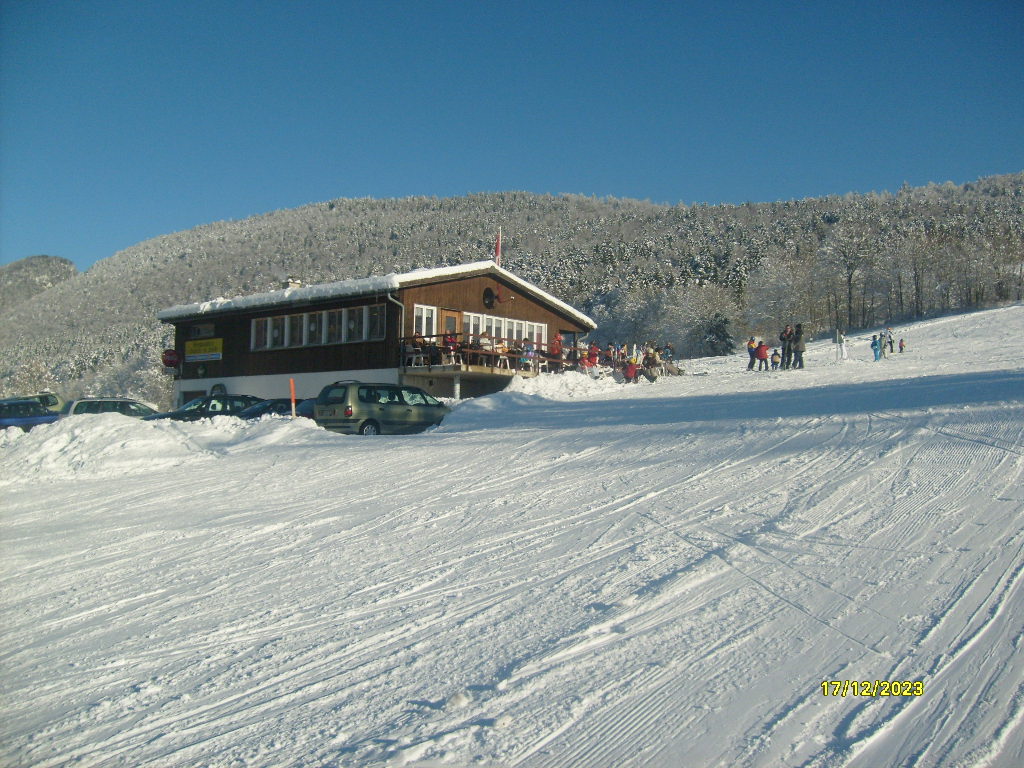 La buvette du Crêt-du-Puy au bord des pistes enneigées